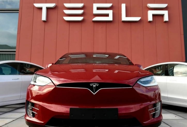 Tesla triệu hồi gần 2 triệu ô tô vì nguy cơ tự mở nắp capo