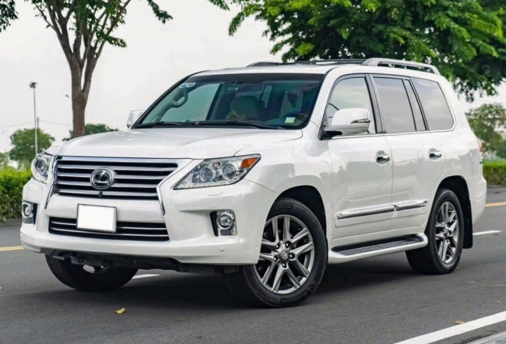 ‘SUV chủ tịch’ Lexus LX 570 2014 rao bán giá bao nhiêu sau 1 thập kỷ lăn bánh tại Việt Nam?