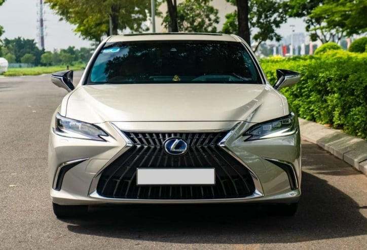 Xe hybrid Lexus ES 300h 2021 lăn bánh 3 năm chào bán với giá khó tin