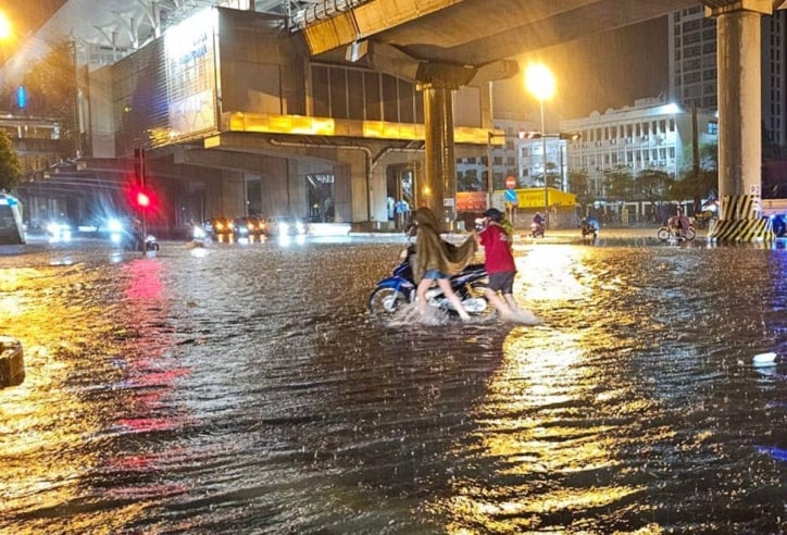 Hà Nội ngập sâu do mưa lớn, nhiều tuyến phố chìm trong biển nước