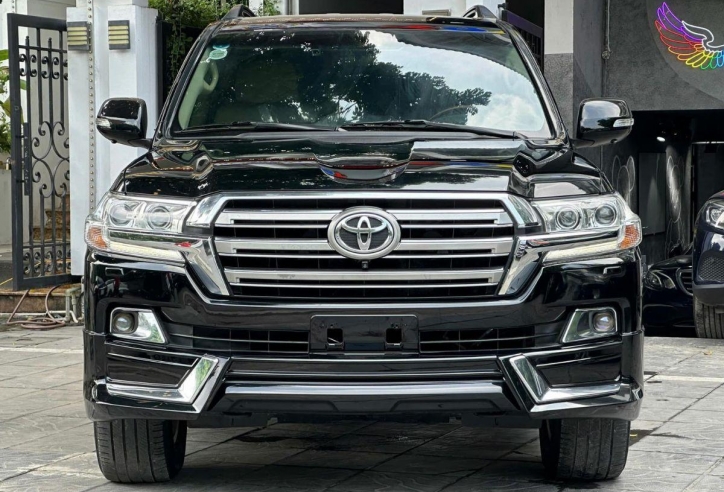 Toyota Land Cruiser 2016 lăn bánh 8 năm rao bán với giá bao nhiêu?