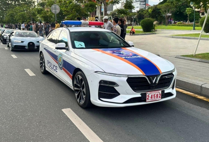 VinFast Lux A2.0 của cảnh sát Campuchia dẫn đoàn siêu xe tham dự Gumball 3000