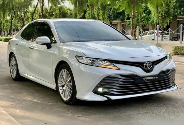 Lăn bánh 4 năm, Toyota Camry 2020 được chủ nhân rao bán với giá bao nhiêu?