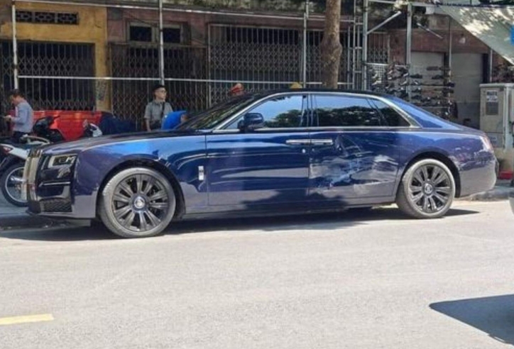 Hà Nội: Xe siêu sang Rolls-Royce Ghost đời mới giá hơn 30 tỷ đồng móp cửa sau tai nạn