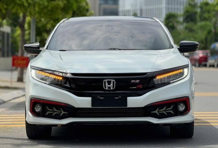 Lăn bánh 5 năm, Honda Civic RS 2019 được rao bán với giá sốc