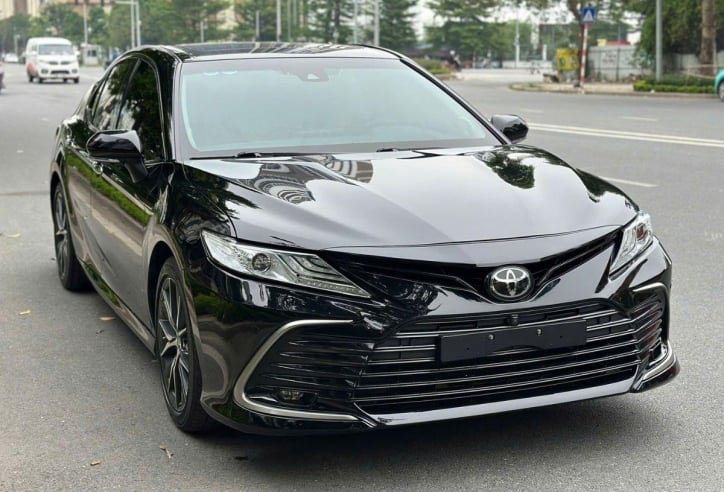 Toyota Camry 2022 lăn bánh 24.000 km lên sàn xe cũ với giá khó tin