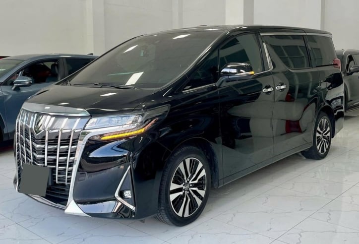 MPV ‘chủ tịch’ Toyota Alphard 2021 rao bán với giá sốc sau 3 năm lăn bánh