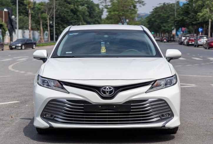 Toyota Camry 2020 lên sàn xe cũ với giá khó tin sau 4 năm lăn bánh