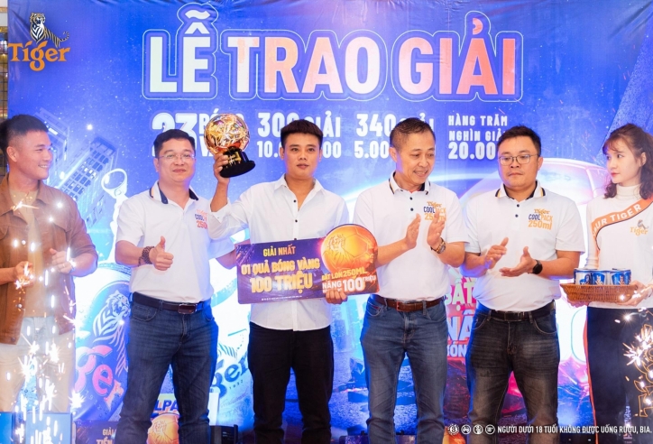Hai quả bóng vàng Tiger 100 triệu vừa đến tay người hâm mộ Trà Vinh và Hà Tĩnh