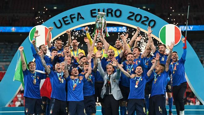 ĐHTB Euro 2021: Không có chỗ cho 'Vua phá lưới'