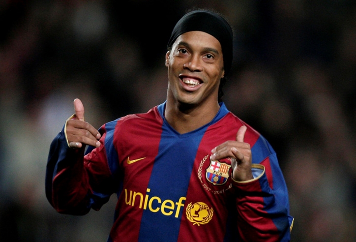 Khoảnh khắc Ronaldinho khiến các CĐV của đại kình địch phải vỗ tay tán dương