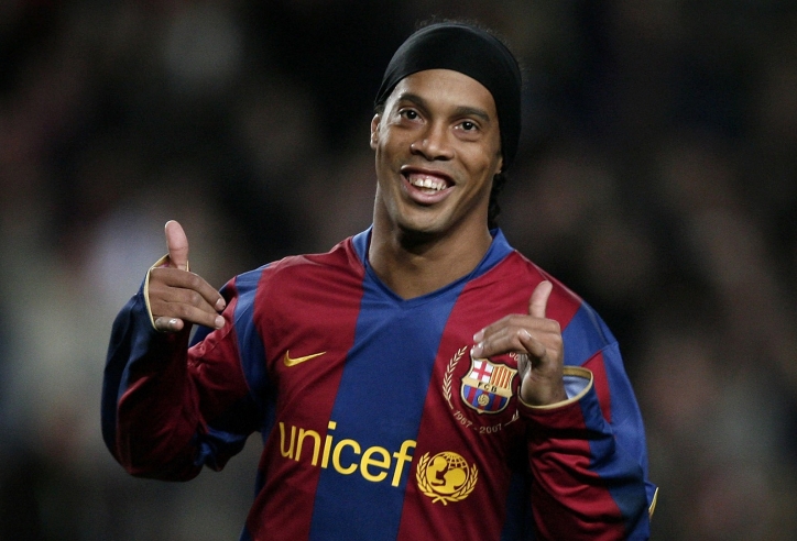 Cú 'xe đạp chổng ngược' để đời của Ronaldinho