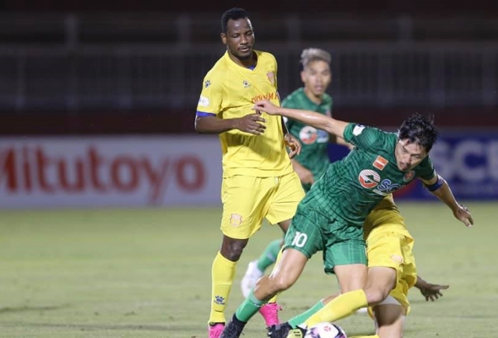 Cầu thủ Nam Định ngã trong vòng cấm nhưng không được hưởng penalty