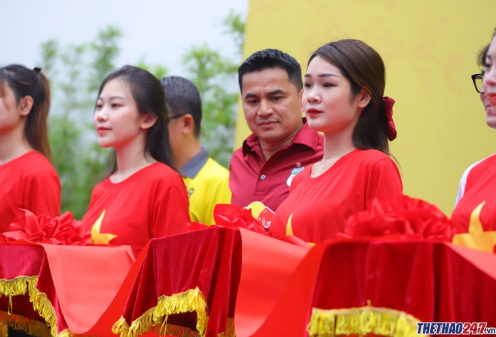 1001 sắc thái của HLV Kiatisak trong ngày trò cưng làm ông chủ