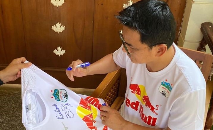 Kiatisak bán đấu giá áo HAGL để ủng hộ bệnh nhân Thái Lan