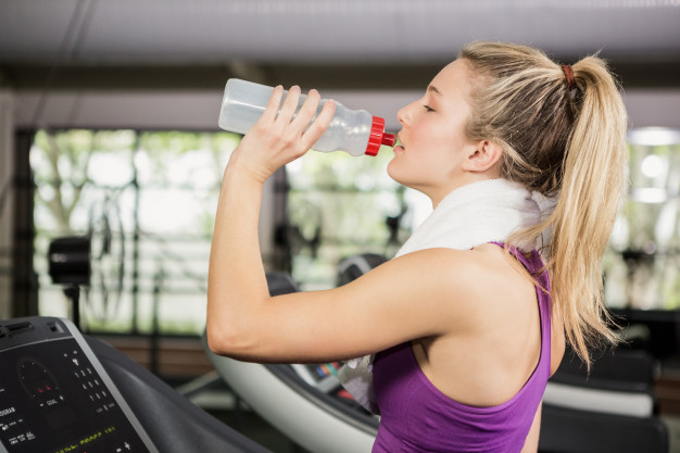 3 cách tự làm đồ uống điện giải để bổ sung nước khi tập gym