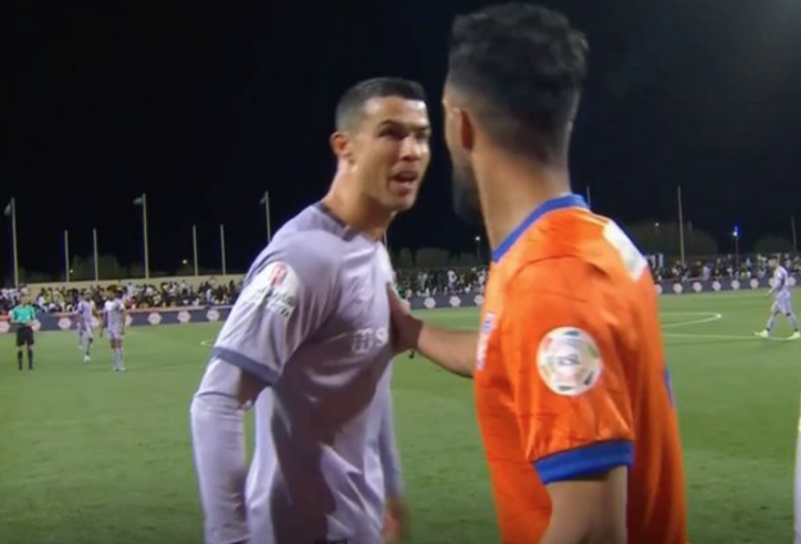 Ronaldo lại nổi cơn thịnh nộ, suýt 'choảng nhau' với đối thủ