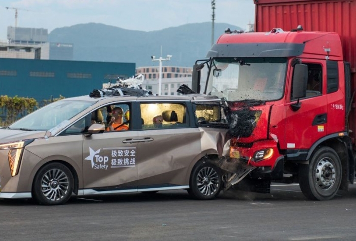 MPV 7 chỗ Trung Quốc dùng 2 xe tải nặng 8,6 tấn thử nghiệm an toàn và cái kết