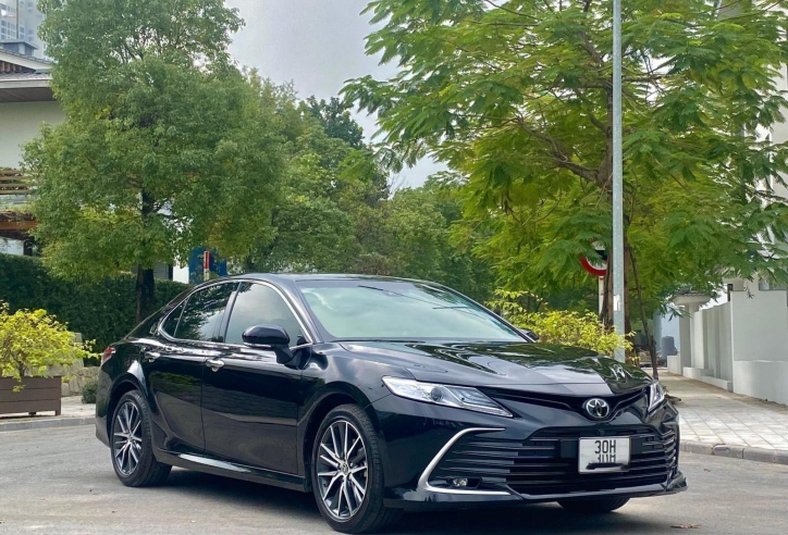 Bán khó 'trôi', Toyota Camry 'siêu lướt' xuống giá ngỡ ngàng