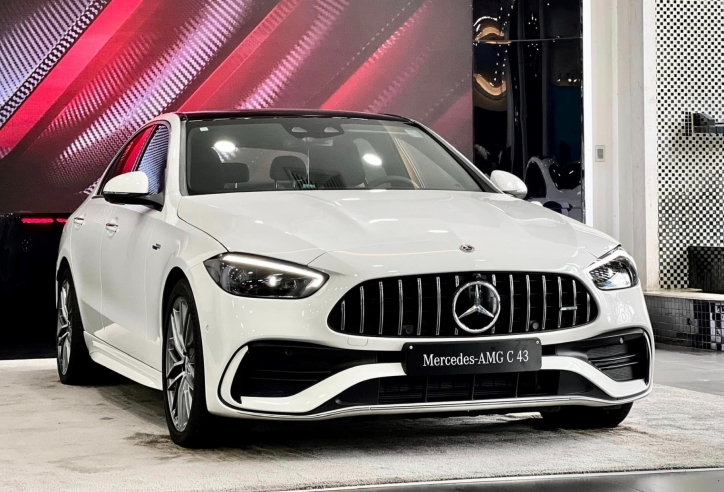 Cận cảnh Mercedes-AMG C43 4Matic lắp ráp tại đại lý: Mạnh hơn Porsche 911, giá bán 2,96 tỷ đồng