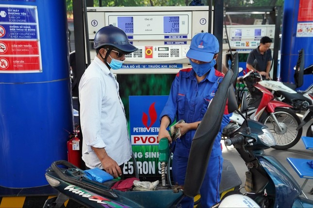 Giá xăng dầu trong nước tiếp tục tăng, dầu diesel tăng gần 2.000 đồng/lít