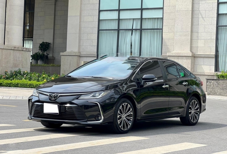 Sau 1 năm lăn bánh, Toyota Corolla Altis cũ xuống giá khó tin
