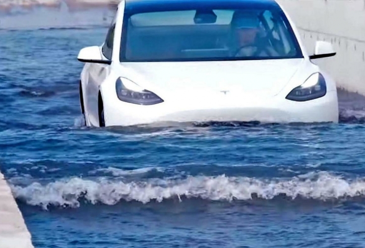 Cái kết đắng cho chủ xe Tesla liều lĩnh lái qua đoạn đường ngập nước