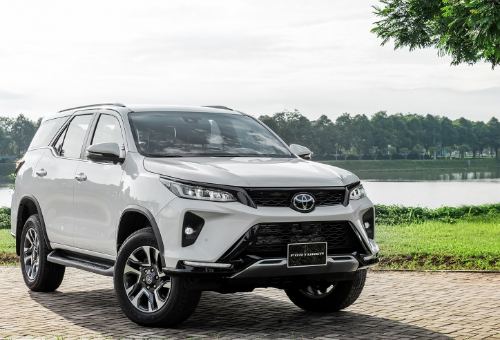 Toyota Fortuner giảm giá 'sốc' tới gần 140 triệu đồng, quyết đua doanh số với Everest, Santa Fe