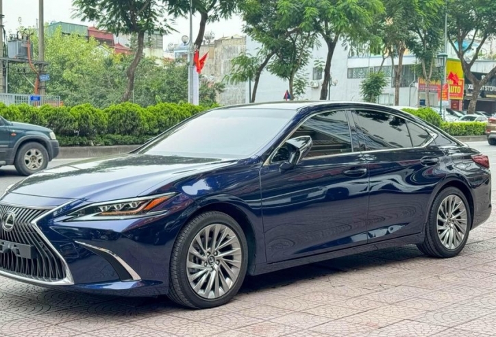 Sau 4 năm lăn bánh, Lexus ES 250 cũ chấp nhận bán 'lỗ' đến cả tỷ đồng