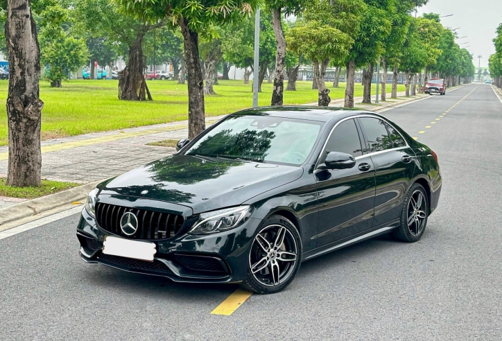 Mercedes C300 AMG cũ xuống giá ngỡ ngàng sau 7 năm lăn bánh