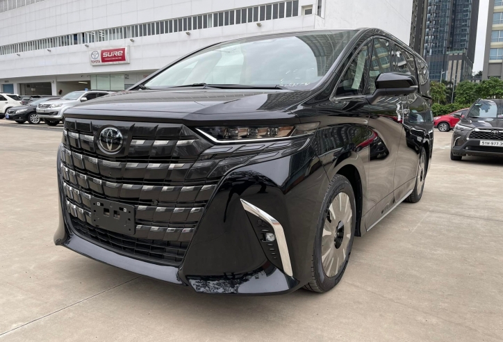 Toyota Alphard 2024 bị 'kênh giá' đến 300 triệu đồng