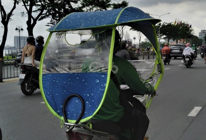 Xe máy 'độ' mái che tiềm ẩn nguy cơ gây tai nạn giao thông