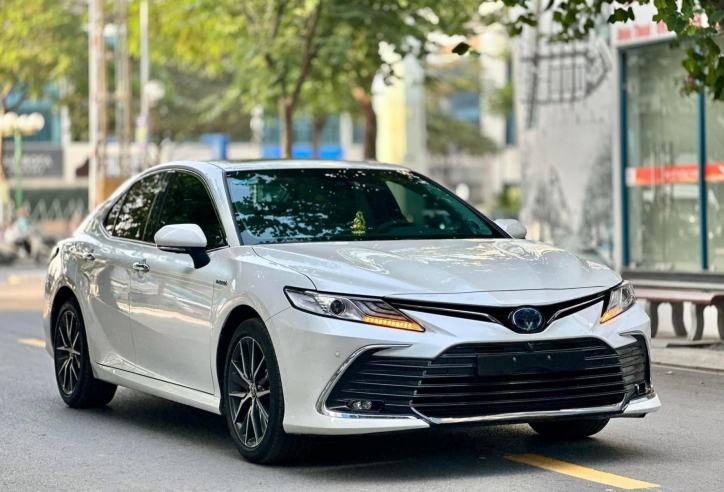 Lăn bánh chưa đầy 1 năm, Toyota Camry Hybrid 'siêu lướt' rớt giá khó tin