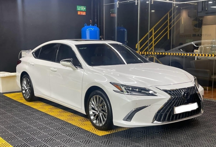 Chỉ sau 1 năm lăn bánh, Lexus ES 250 cũ chấp nhận bán 'lỗ' tới hơn nửa tỷ đồng