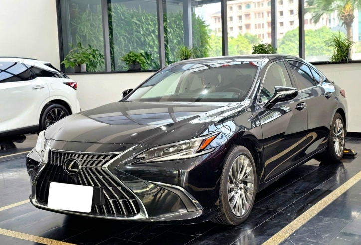 Bất ngờ giá chào bán của Lexus ES 300h 'lướt' sau chưa đầy 1 năm lăn bánh