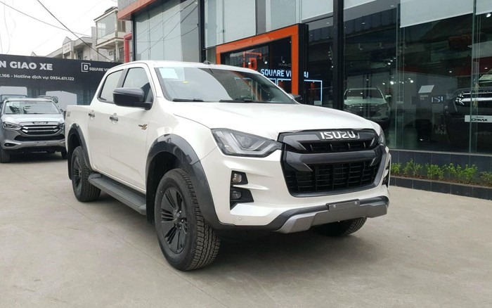 Xả hàng tồn kho, đối thủ của Ford Ranger giảm giá sâu kỷ lục lên đến 170 triệu đồng