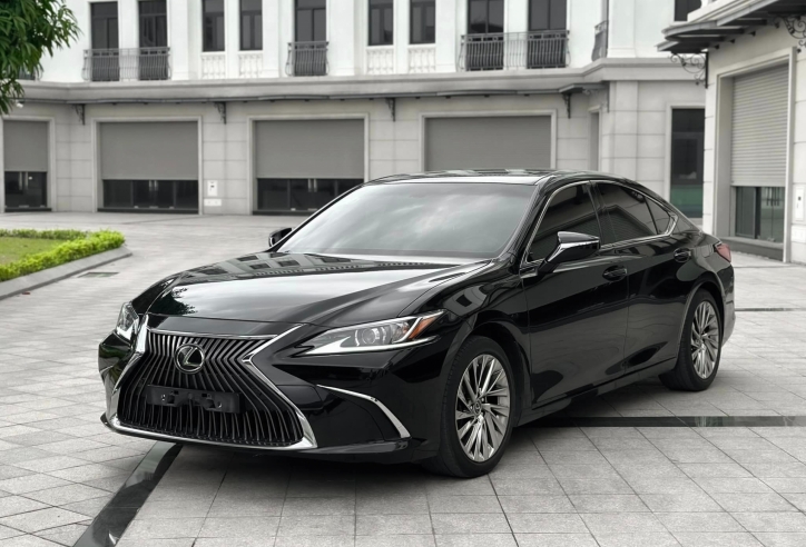 Ngỡ ngàng giá chào bán của Lexus ES 250 cũ sau 6 năm lăn bánh