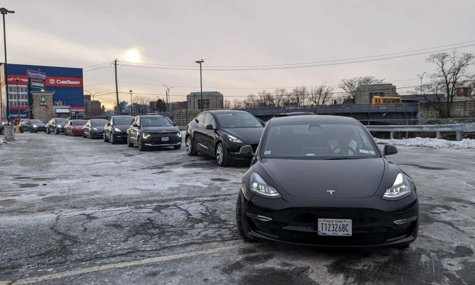 Khủng hoảng trạm sạc: Hàng dài xe điện Tesla nối đuôi nhau chờ vào sạc pin
