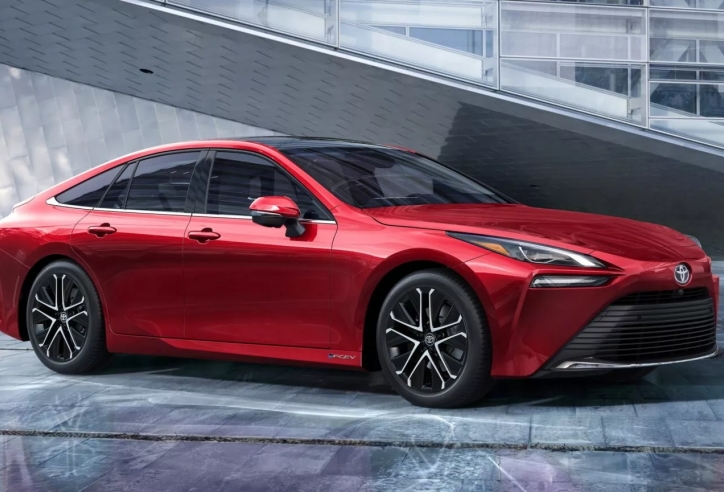 Toyota Mirai 2024 chạy bằng hydro ra mắt: Bổ sung công nghệ an toàn, tăng giá bán
