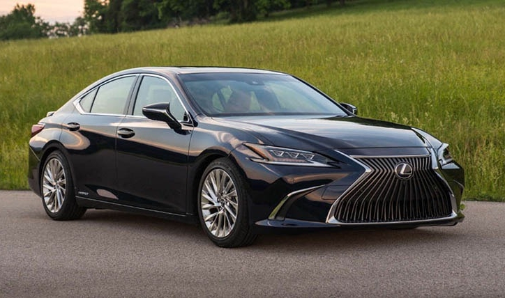 Lăn bánh 2 năm, Lexus ES 300h 'siêu tiết kiệm xăng' chạy lướt chào bán với mức giá rẻ không ngờ