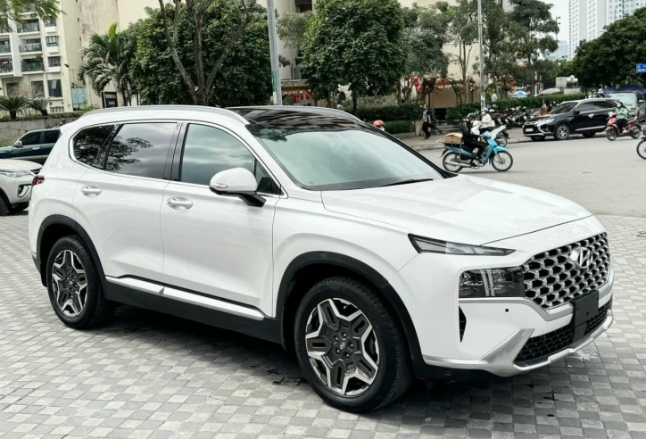 Lăn bánh 2 năm, Hyundai Santa Fe 'lướt' xuống giá ngỡ ngàng