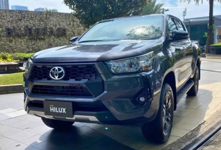Toyota Hilux 2024 được đại lý Việt nhận cọc: Có 2 phiên bản, giá dự kiến rẻ hơn cả trăm triệu đồng