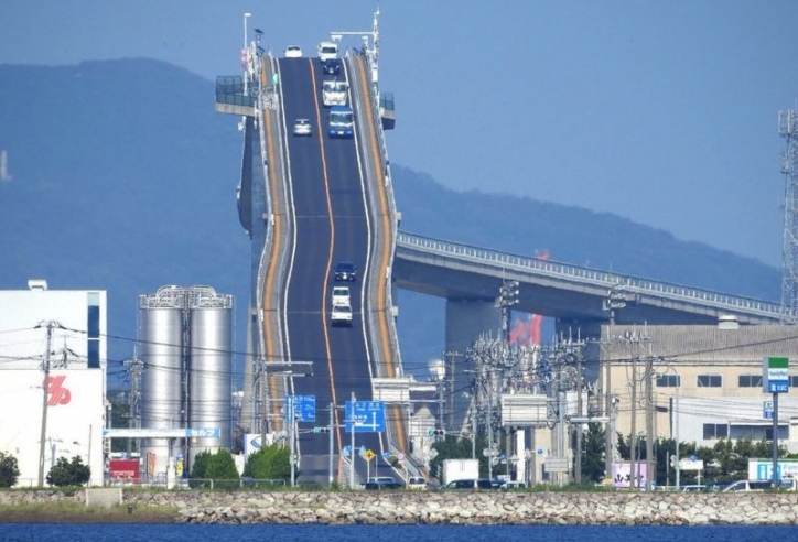 'Sởn gai ốc' với Eshima Ohashi: Cây cầu 'dựng đứng' độc đáo của Nhật Bản