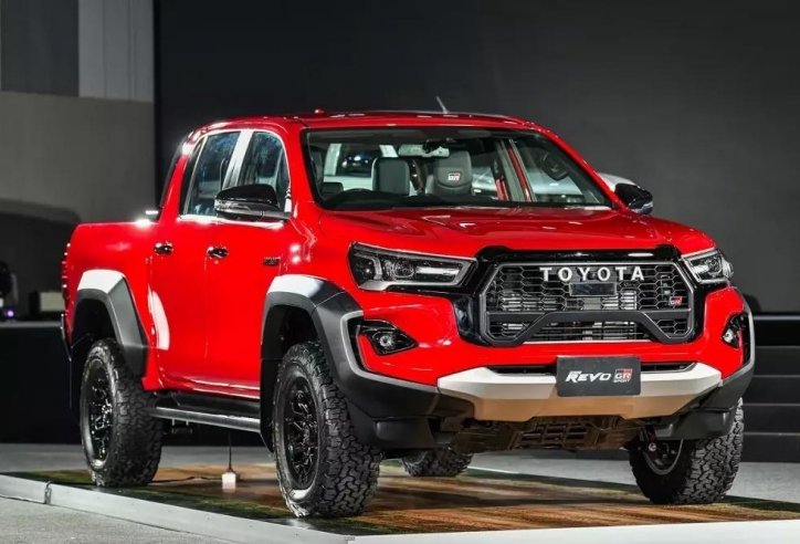 Toyota Hilux GR Sport 2024 mở bán tại Đông Nam Á, giá quy đổi từ hơn 1 tỷ đồng