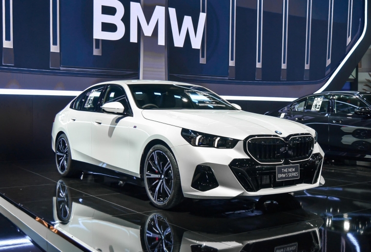 Ảnh thực tế BMW 5-Series 2024 có thể về Việt Nam năm nay, trang bị hiện đại hơn hẳn thế hệ cũ