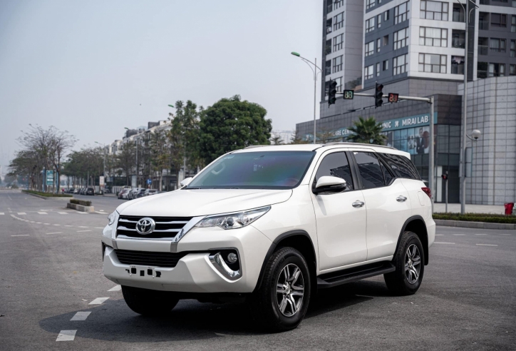 Sau 5 năm lăn bánh, SUV Toyota Fortuner cũ trượt giá ngang một chiếc Honda City