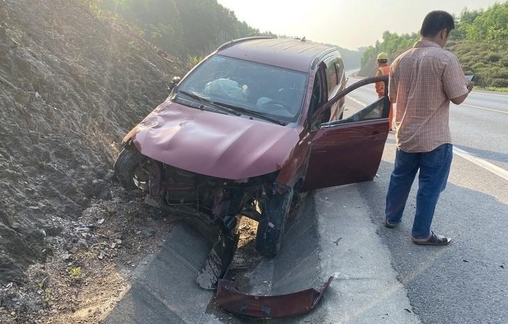 Cảnh báo nguy cơ mất an toàn do ô tô nổ lốp trên cao tốc Cam Lộ - La Sơn khi nhiệt độ tăng cao