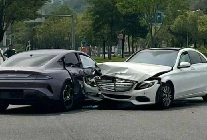 Xe điện Trung Quốc Xiaomi SU7 tiếp tục gặp tai nạn, lần này là 'đọ độ cứng' với Mercedes-Benz
