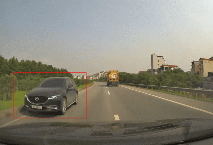 Bức xúc ô tô ngang nhiên chạy ngược chiều trên cao tốc, suýt dẫn đến tai nạn