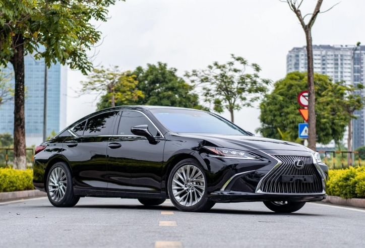 Sau 5 năm lăn bánh, Lexus ES 250 2019 được chủ nhân bán lại với giá khó tin